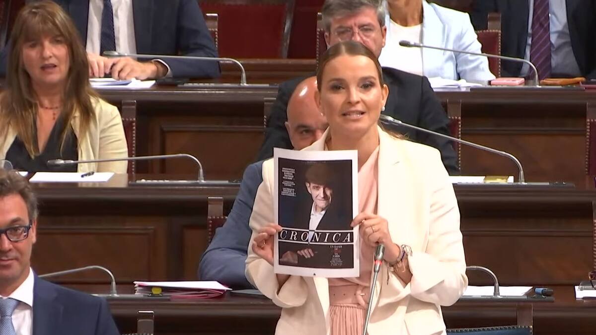Prohens exhibe una foto del terrorista Josu Ternera y de Puigdemont en el Parlament y provoca un bronco debate