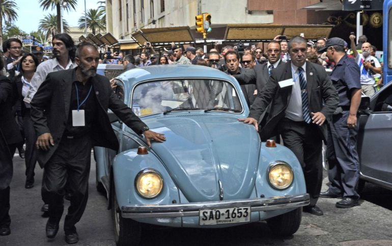 José Mujica a su llegada al nombramiento de Vázquez en su Volkswagen 1987