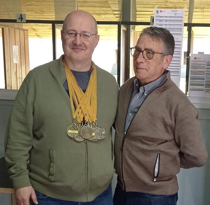 Rafael Velasco con las nueve medallas que consiguió en este campeonato