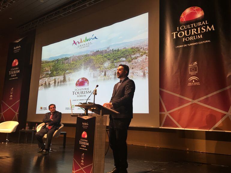 El consejero de Turismo, en el uso de la palabra, y el presidente de la Diputación de Granada en la inauguración del Foro de Turismo Cultural en Granada