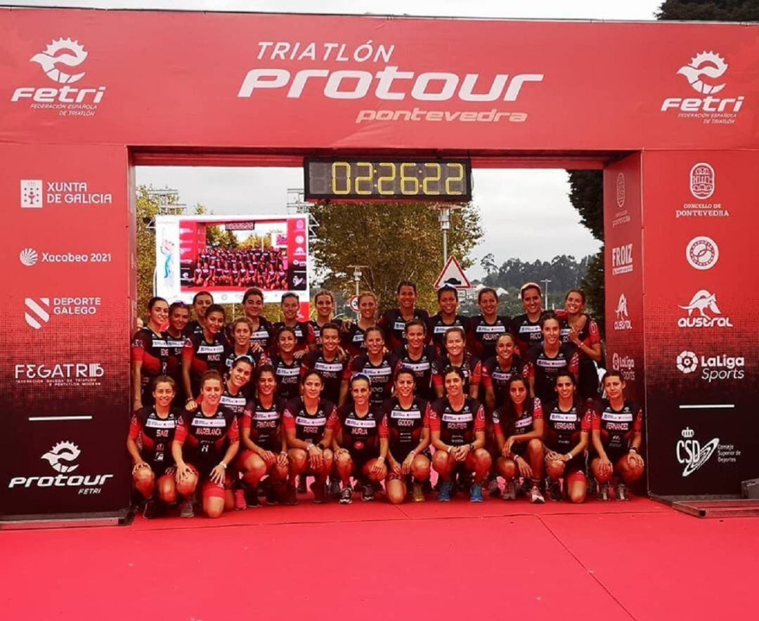 Foto de familia de las féminas participantes en Pontevedra en el ProTour FETRI