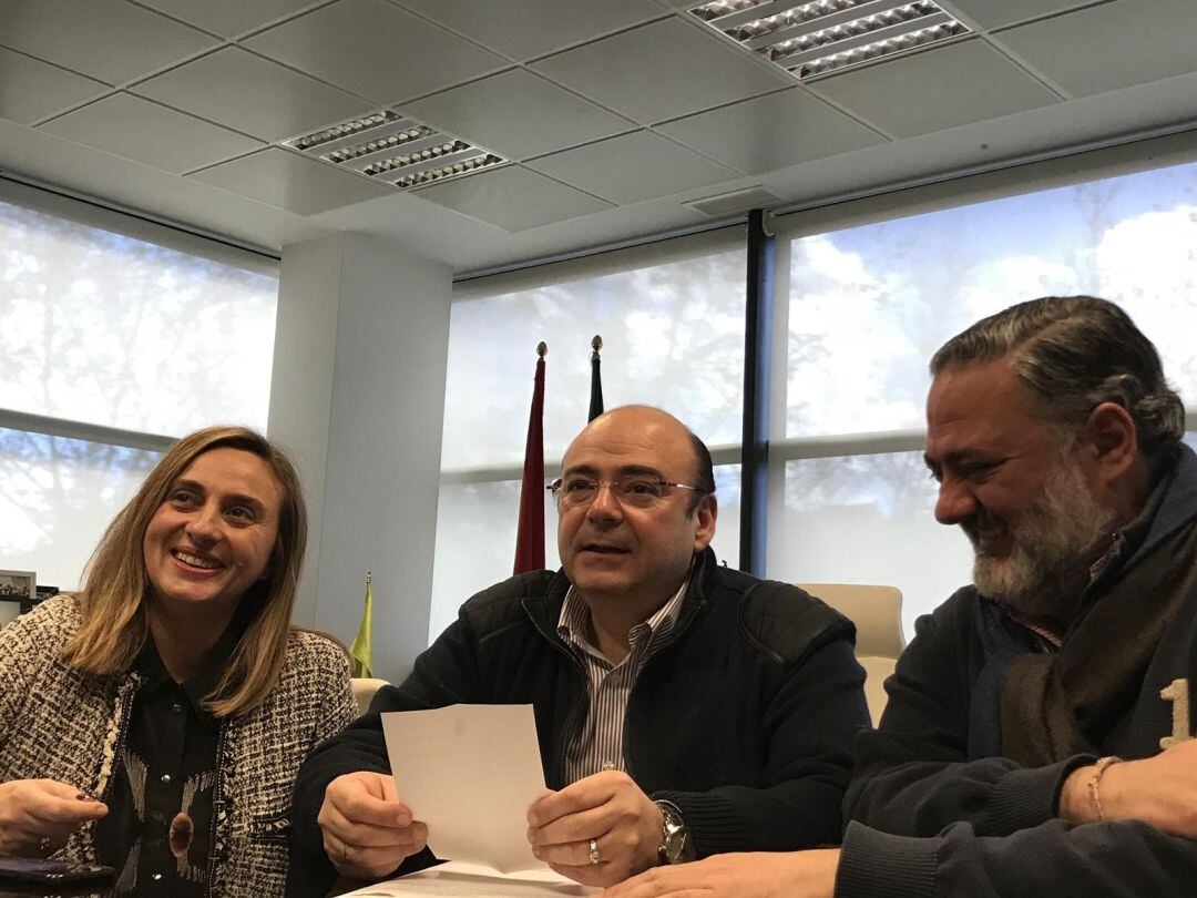 Pablo García, a la derecha, acompañado por Sebastián Pérez y Marifrán Carazo