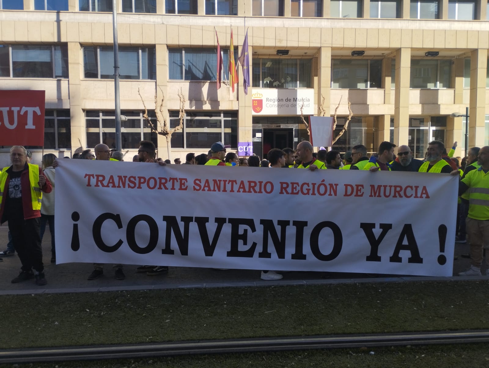 Concentración de los trabajadores del sector del transporte sanitario este jueves frente a la Consejería de Salud