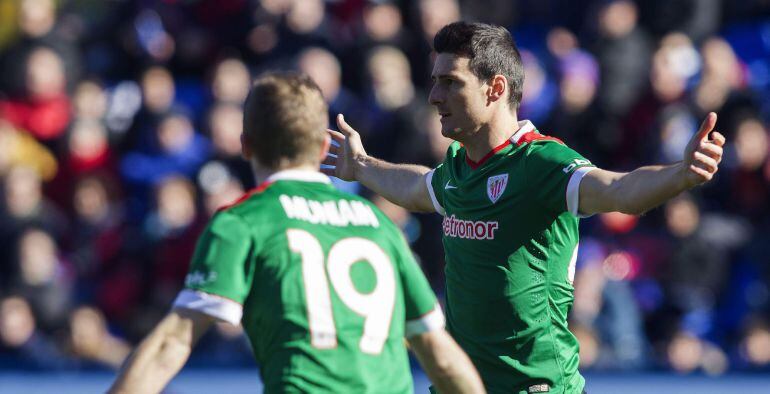 GRA165 VALENCIA, 1/2/2015.-Aduriz,d, del Athletic de Bilbao,celebra el segundo gol que marcó durante el partido de la vigésimo primera jornada de la Liga BBVA que el Levante y el Atheletic de Bilbao disputaron hoy en el estadio Ciudad de Valencia. EFE/Migel Ángel Polo