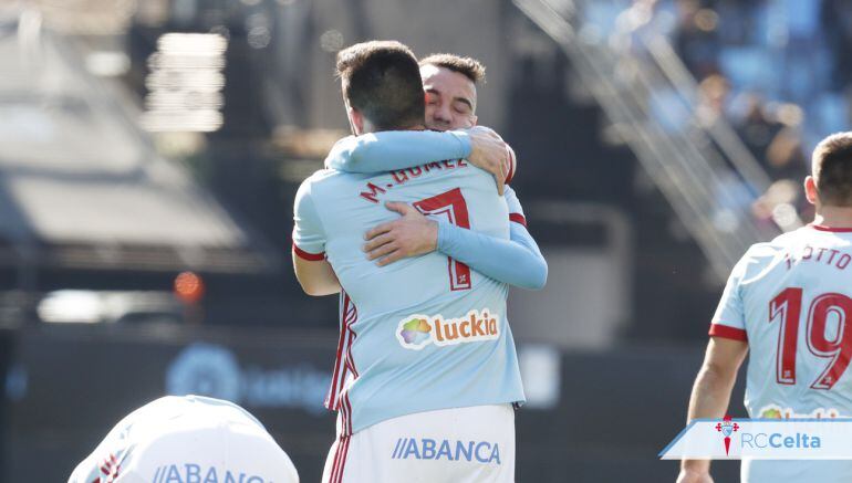 Maxi Gómez y Iago Aspas celebran uno de los goles del Celta contra el Eibar.