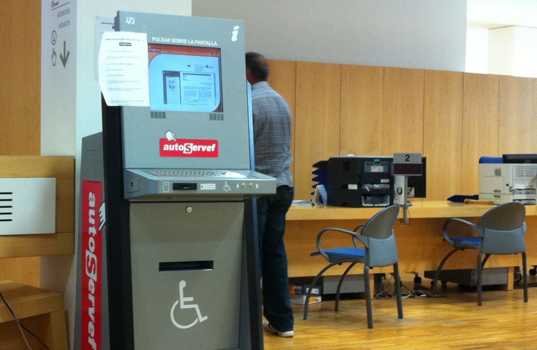 La oficina de Labora en la calle Oliver de Alcoy inscribe a los demandantes de empleo de L'Alcoià y El Comtat.