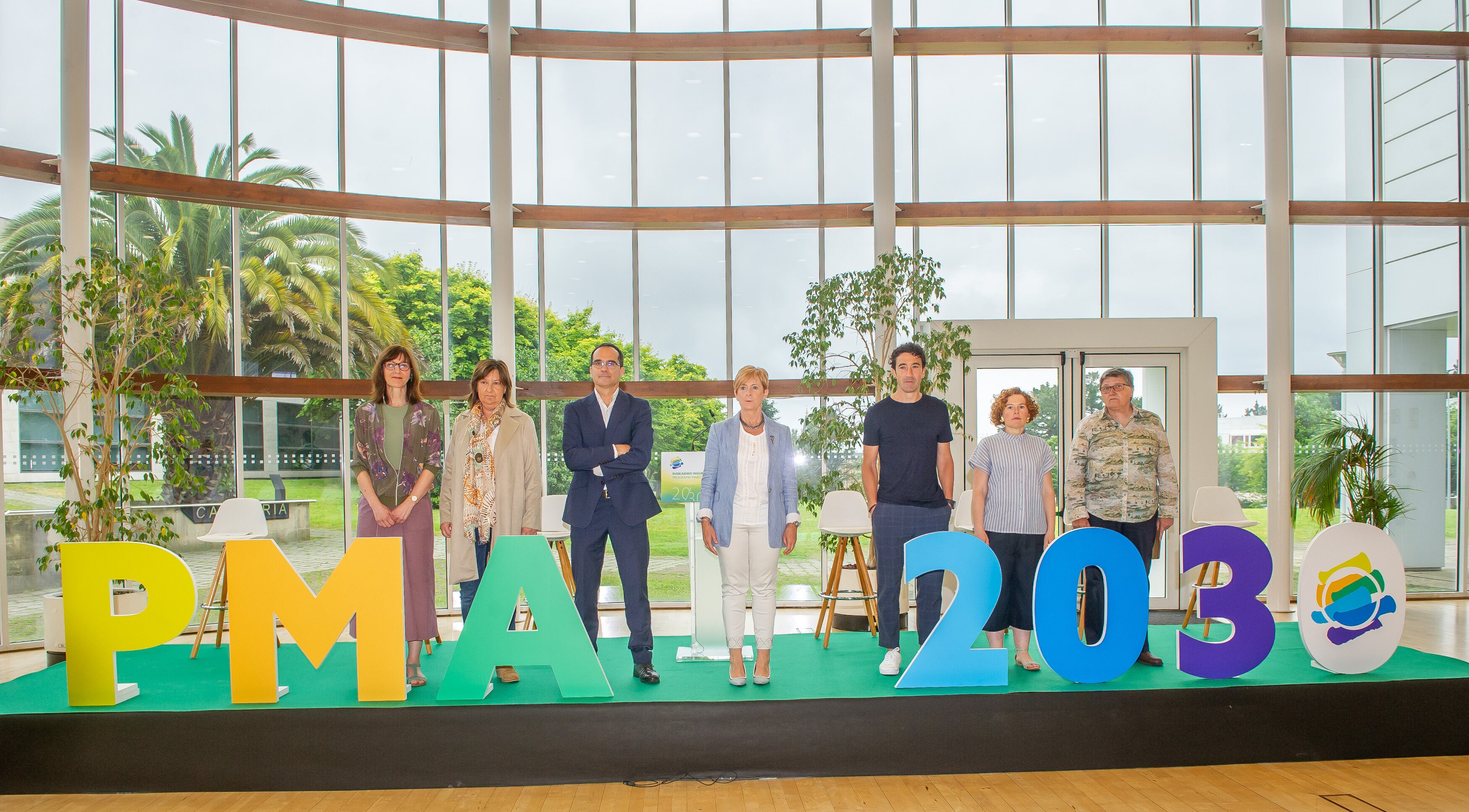 La consejera Arantxa Tapia junto con los seis coordinadores del Plan Marco Ambiental de Euskadi 2030