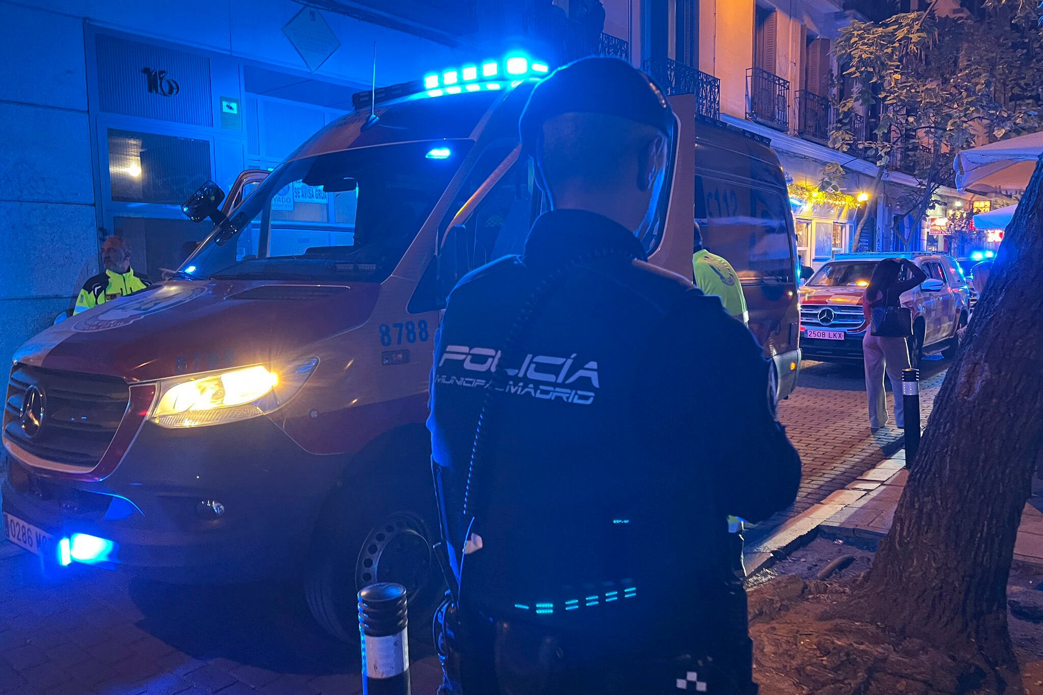 Un hombre de 30 años ha resultado esta noche de jueves herido muy grave al sufrir una agresión con arma blanca en la popular plaza madrileña del Dos de Mayo. El agredido, que sufría una herida en la femoral derecha, ha sido ingresado en estado muy grave en el Hospital Clínico.