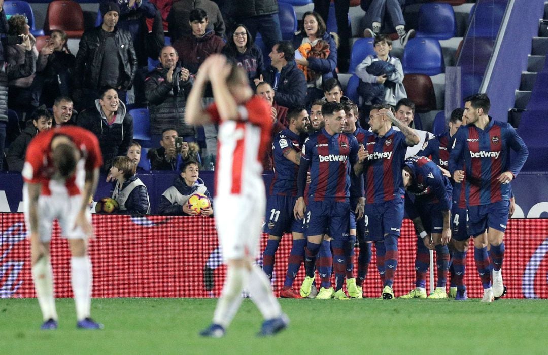 Los jugadores del Levante celebran el segundo gol del equipo granota durante el encuentro correspondiente a la jornada 14 de primera división que disputan frente al Athletic en el estadio Ciutat de Valencia