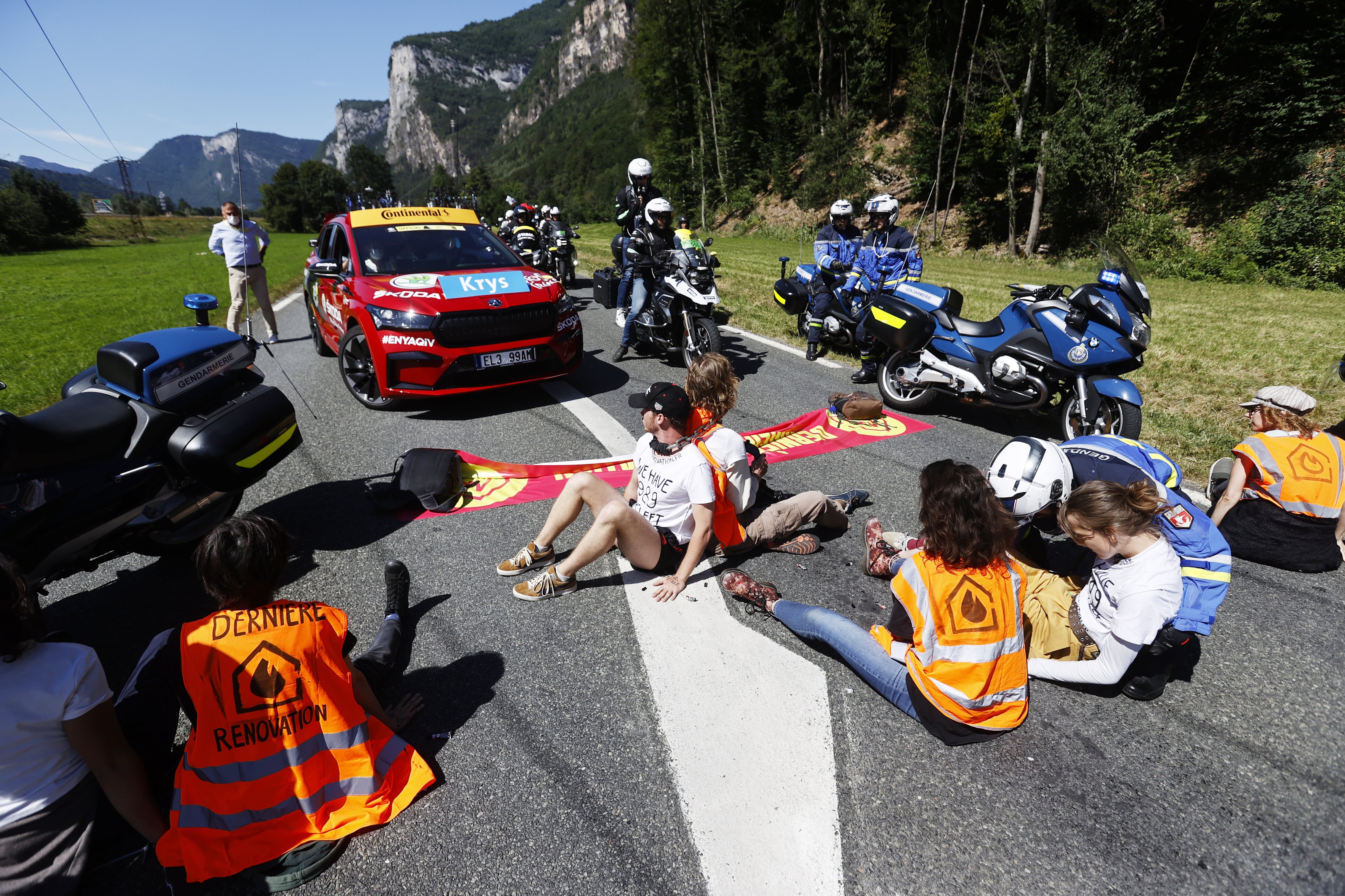 Manifestantes bloquean la décima etapa del Tour