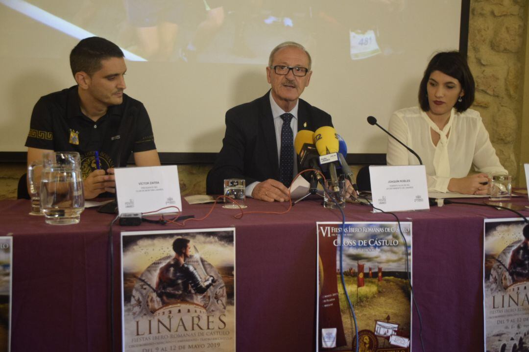 Víctor Zafra, Joaquín Robles y Yaiza López presentan la ropa oficial del Cross de Castulo 2019