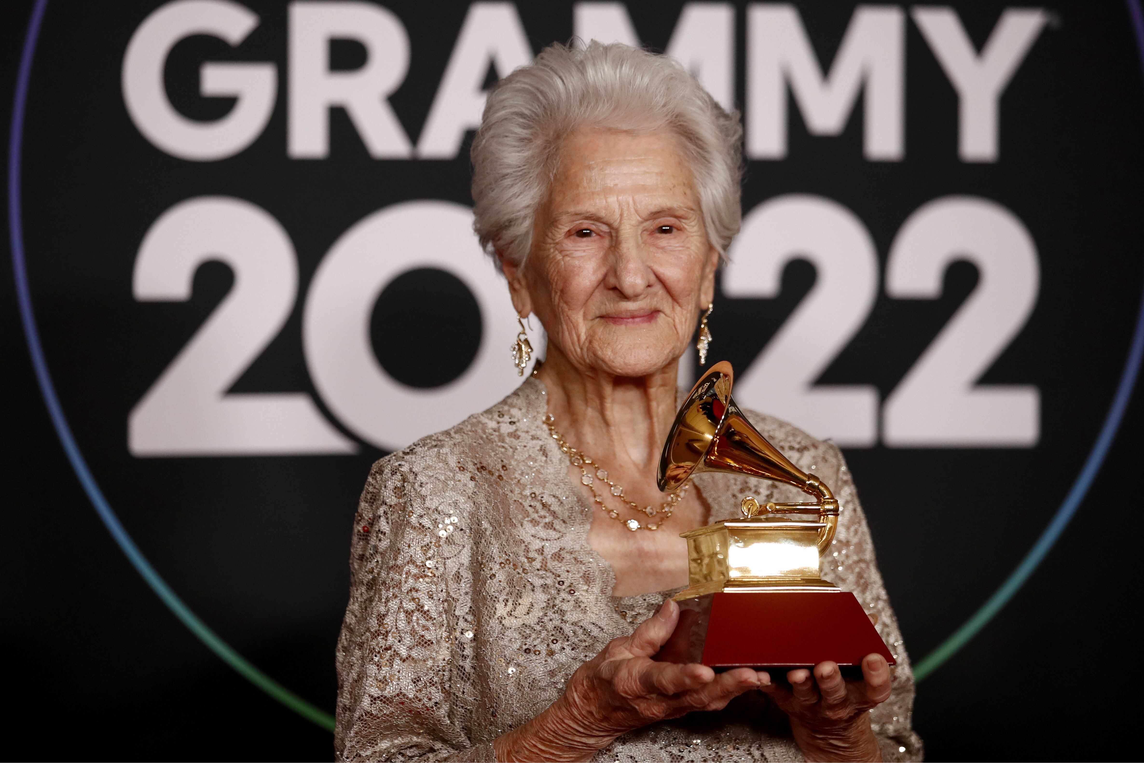 Ángela Álvarez con su grammy latino a mejor nueva artista