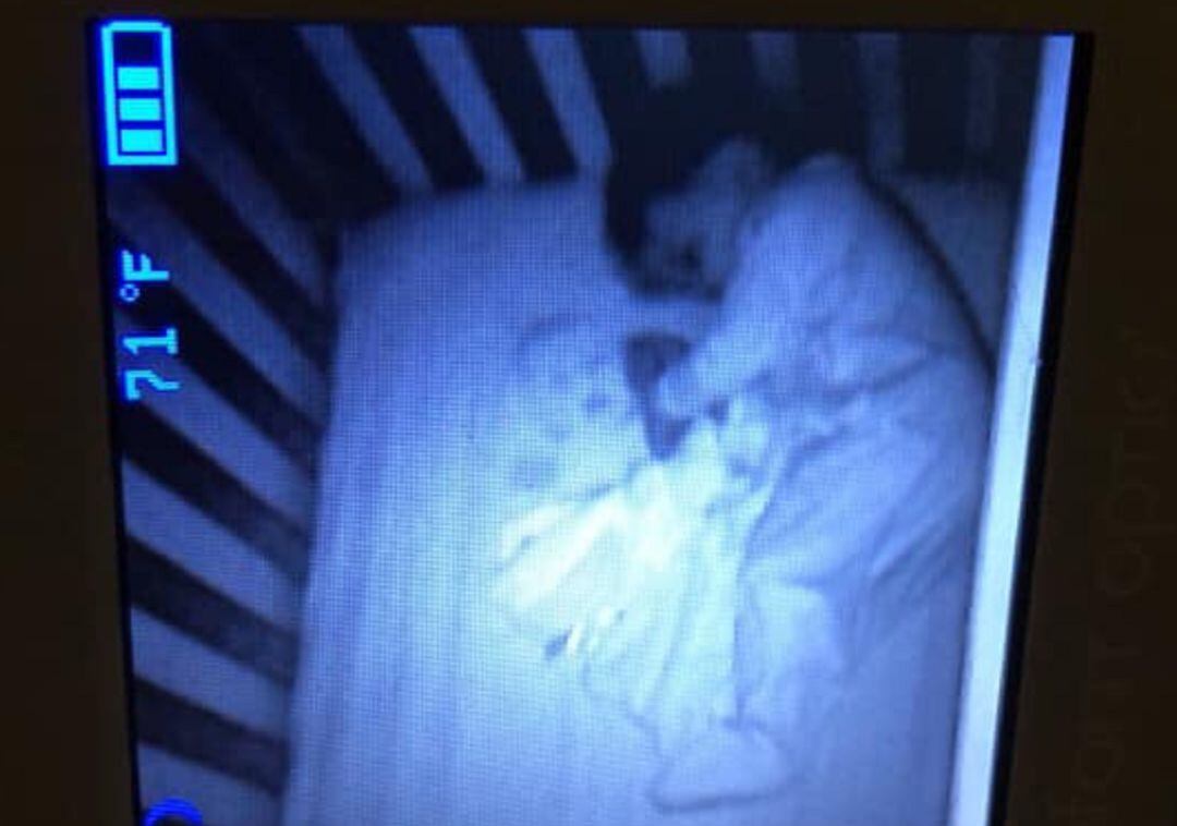 Un bebé duerme junto a lo que podría ser un 'bebé fantasma'