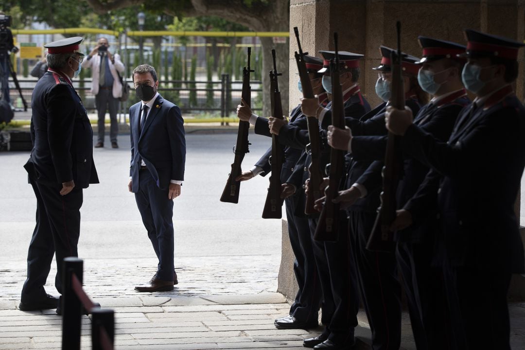 Pere Aragonès amb la guàrdia d'honor dels Mossos d'Esquadra