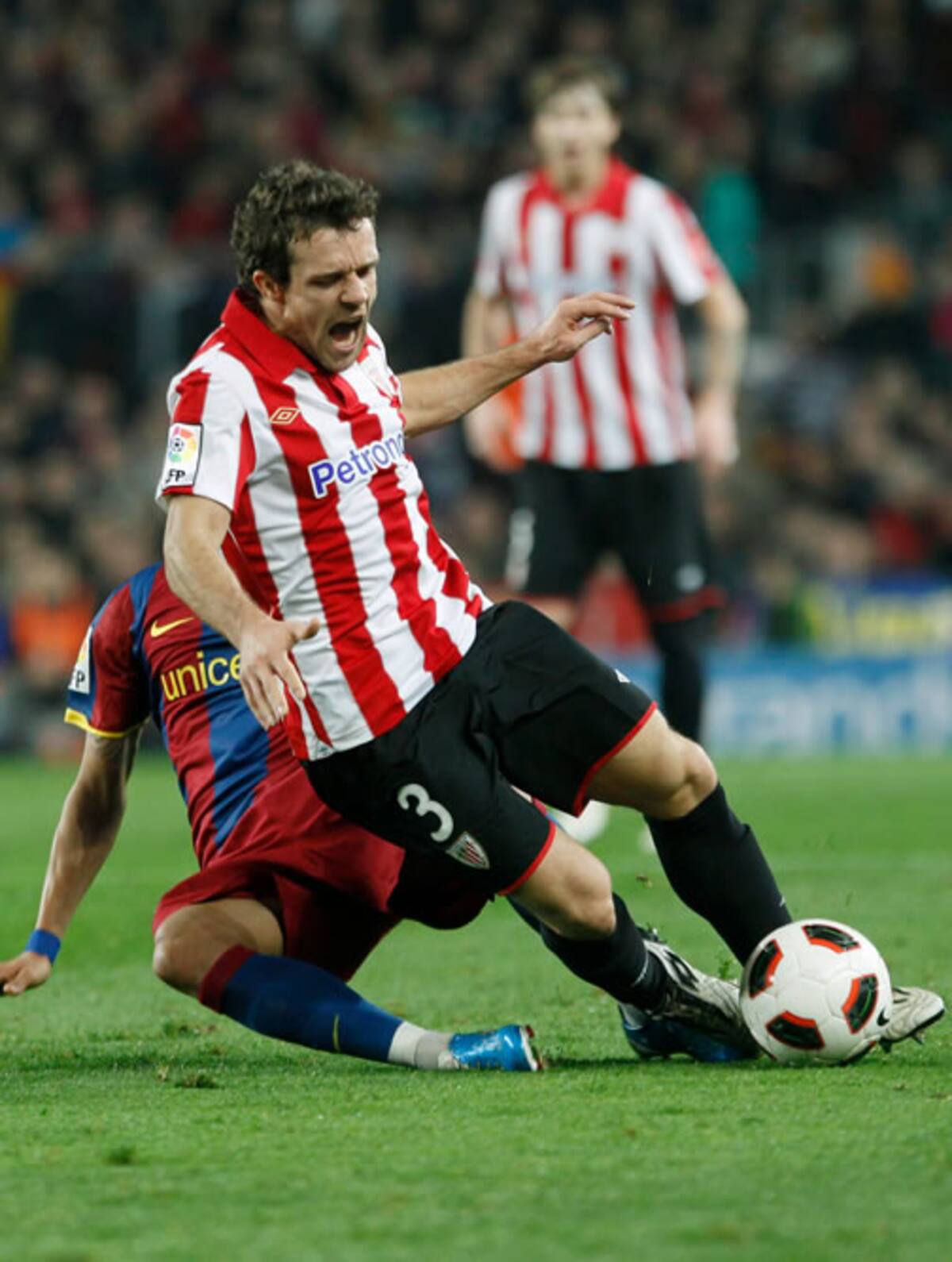 El lateral del Athletic de Bilbao, Koikili, recibe la falta de Dani Alves, jugador del FC Barcelona
