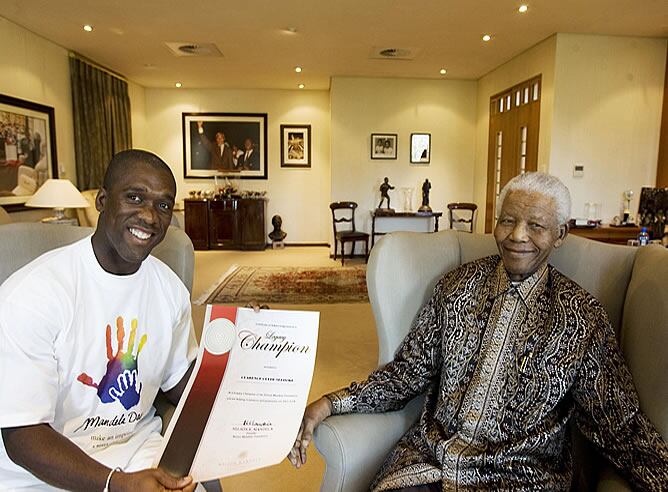 El jugador del AC Milan, Seedorf, junto a Nelson Mandela