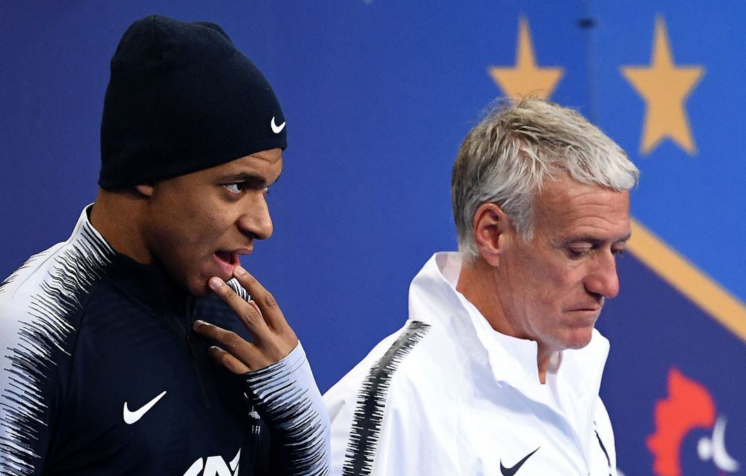 Mbappé y Deschamps con la selección de Francia