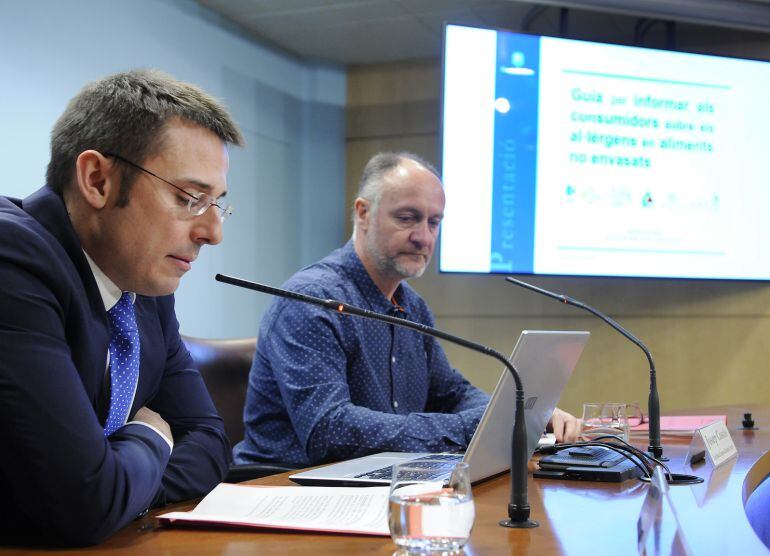 El secretari d'Estat de Salut, Joan Antoni León, i el cap de l'àrea de Seguretat Alimentària i Entorn, Josep Casals, durant la presentació de la guia.