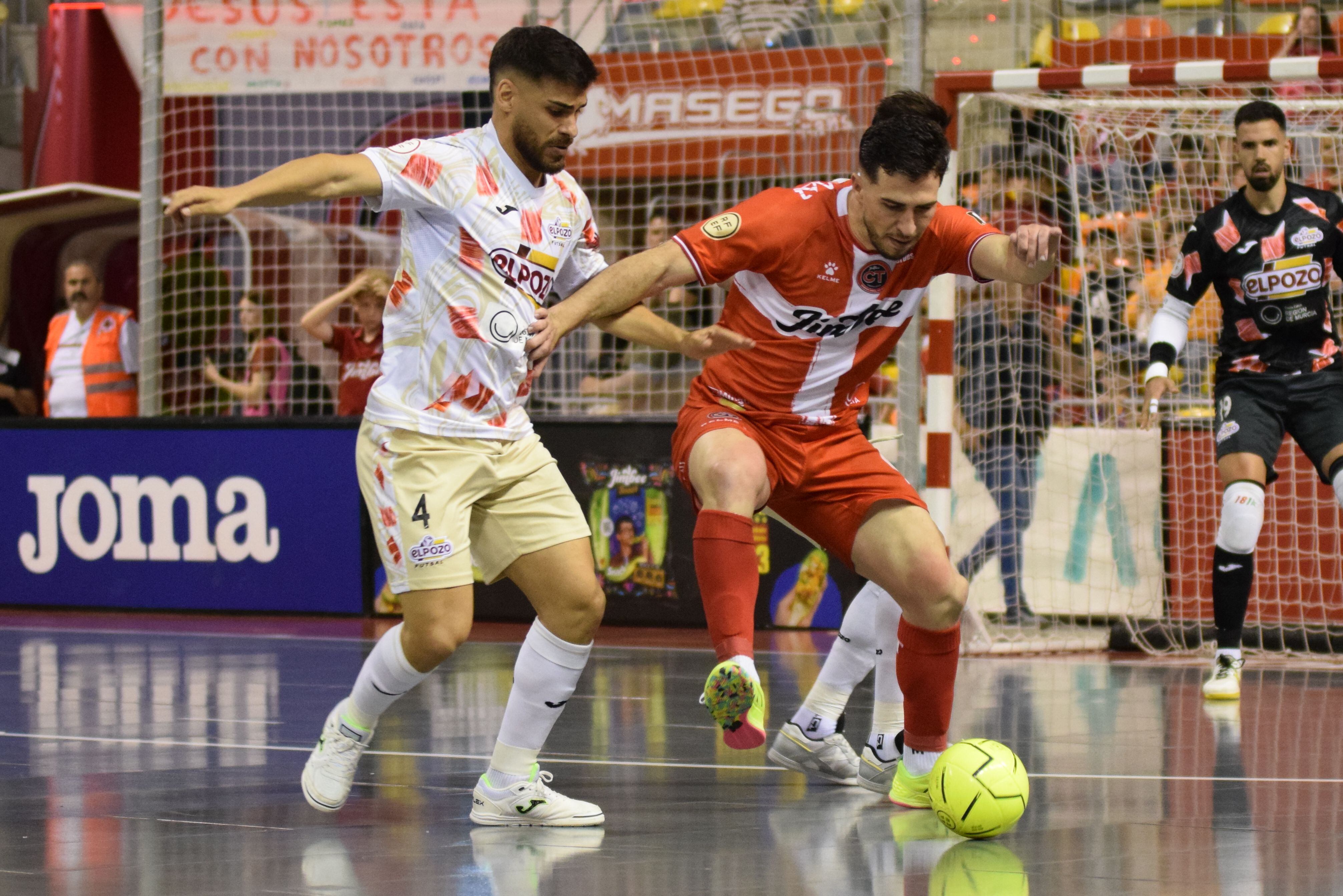 Pablo Ramírez protege la pelota