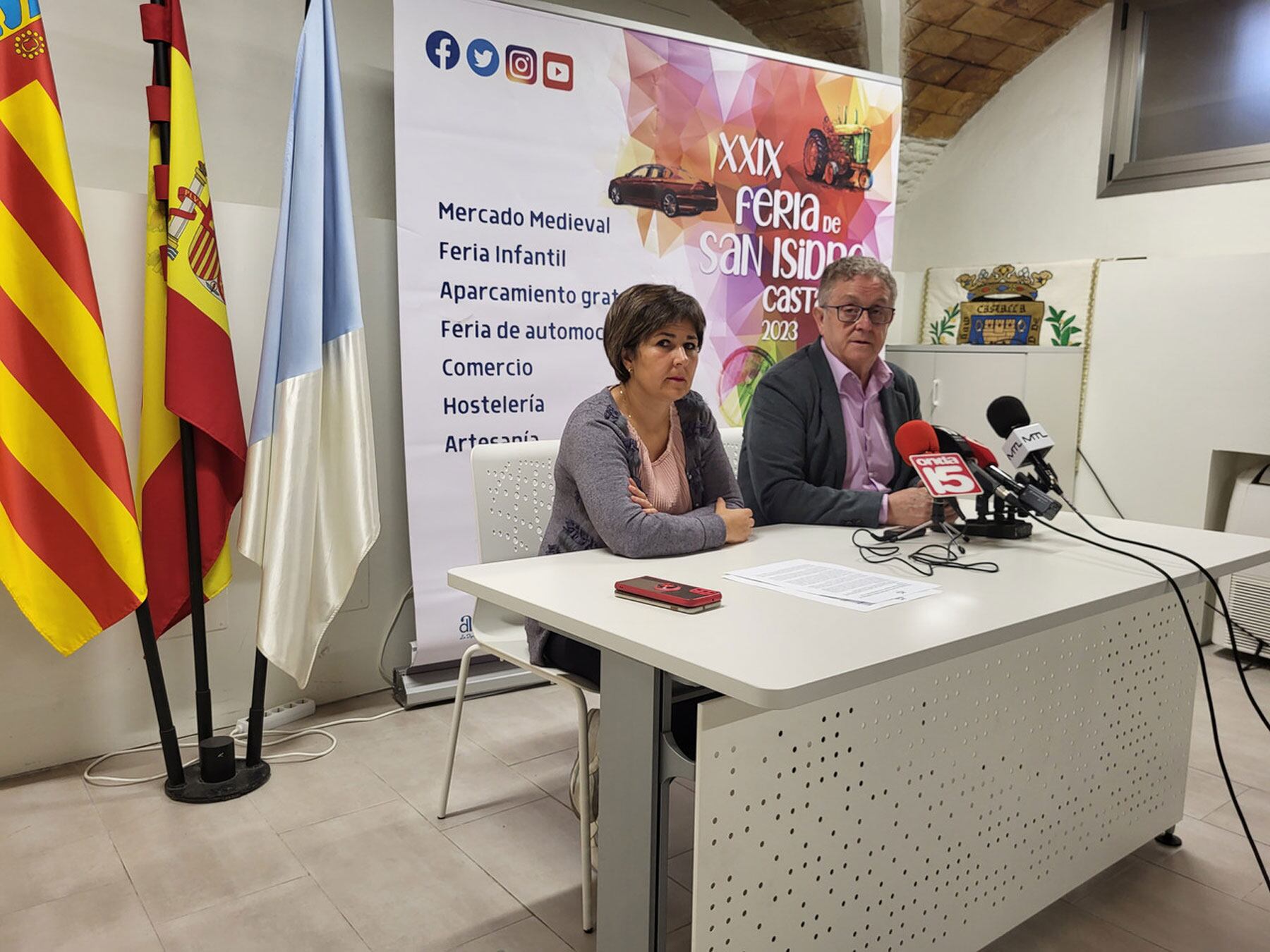 El alcalde Antonio Bernabeu y la concejal Maite Gimeno durante su comparecencia ante la prensa