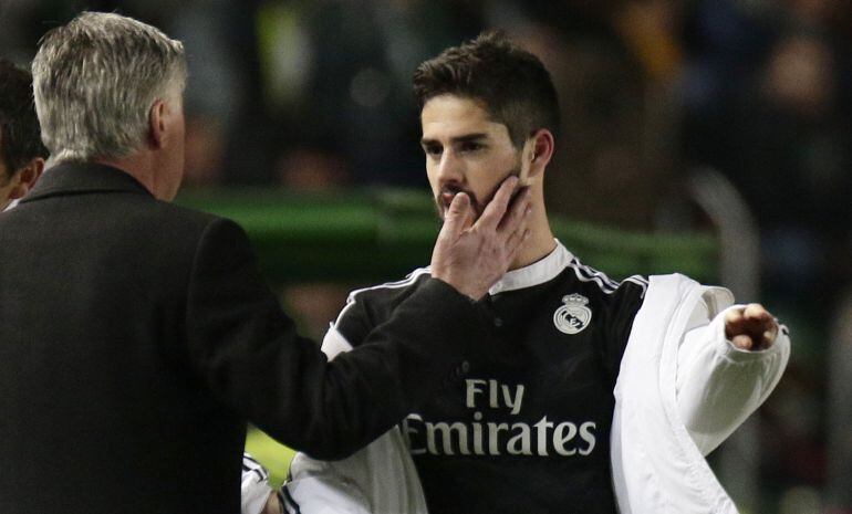 Real Madrid&#039;s Italian coach Carlo Ancelotti congratulates Real Madrid&#039;s midfielder Isco (R) during the Spanish league football match Elche FC vs Real Madrid at the Martin Valero stadium in Elche on February 22, 2015. AFP PHOTO/ JOSE JORDAN