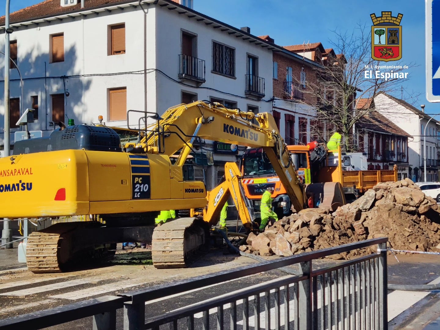 Arreglo del socavón en la travesía de San Rafael en marzo de 2025. Imagen de archivo