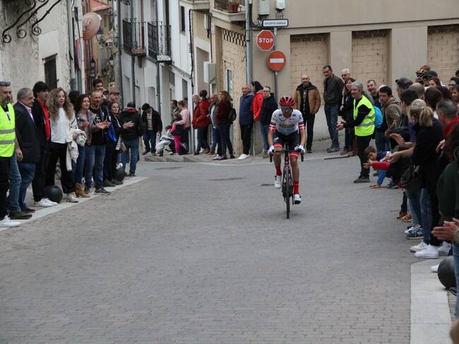 Un ciclista asciende por la calle Duque de Alburquerque en la XV Cronoescalada al Castillo en Cuéllar