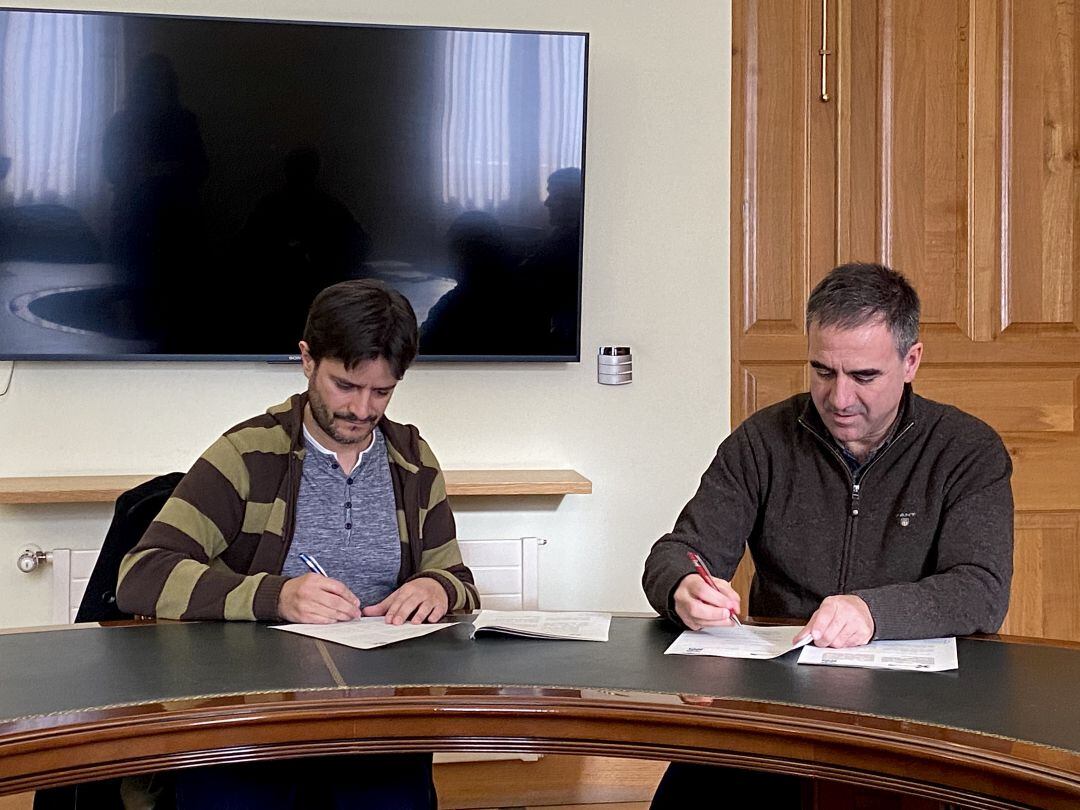 Firma del convenio de colaboración entre el Alcalde, Miguel de los Toyos y el representante de la Comisión ProAm de la Sociedad Española de Astronomía, Iñaki Ordoñez.