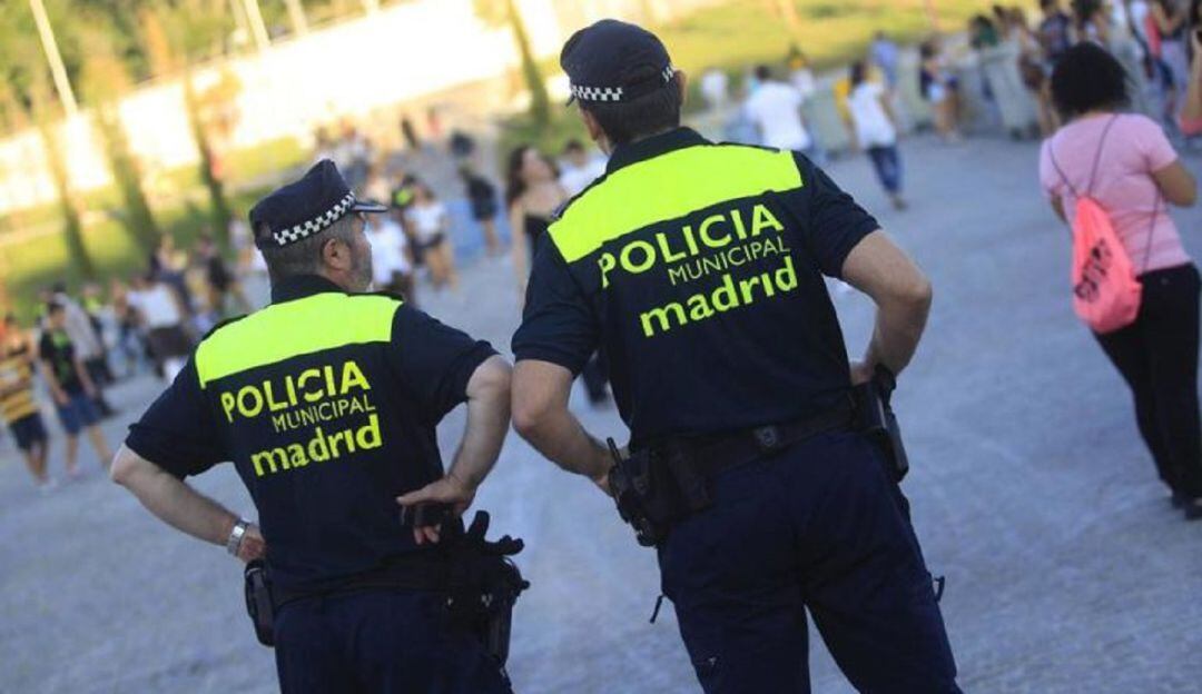 Agentes de la Policía Municipal en el centro de la capital. ARCHIVO