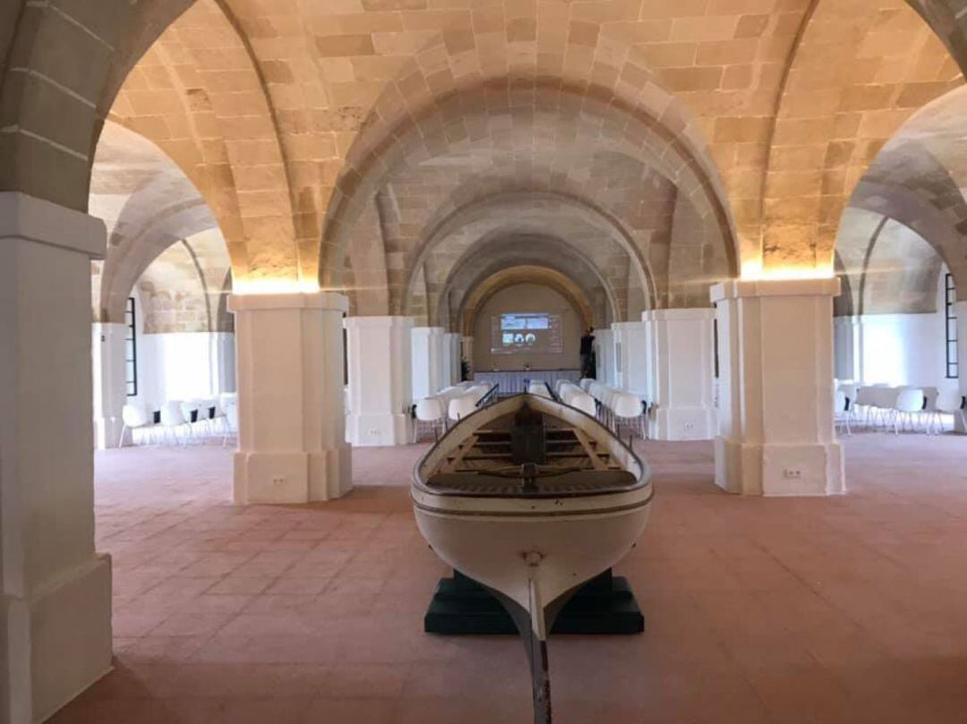 Imatge de la nova sala de congressos del Llatzeret del port de Maó.