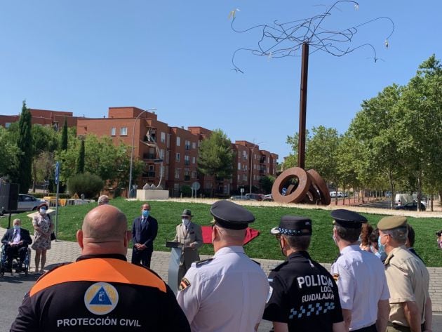 Acto placa homenaje sanitarios y cuerpos de seguridad