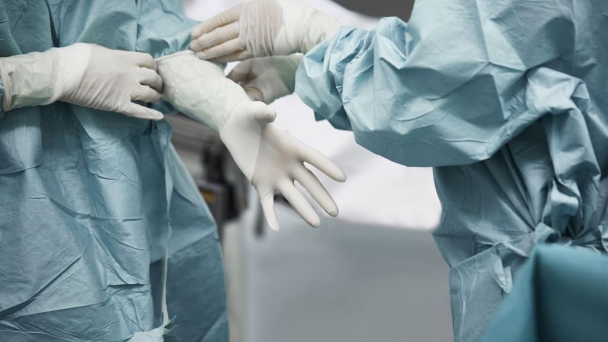 Álex Huertas, enfermero en el hospital Príncipe de Asturias: "Es muy duro pensar que la última cara que ven antes de morir es la tuya"