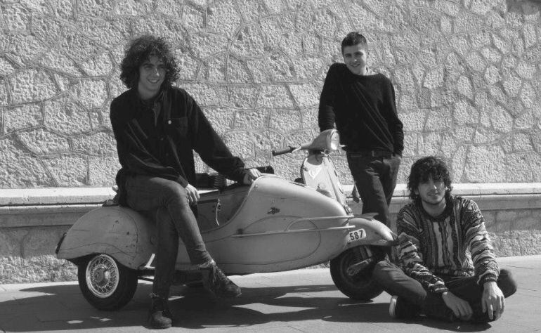 D'esquerra a dreta: Joan (Bateria), Albert (Veu i Guitarra) i Joel (Baix).