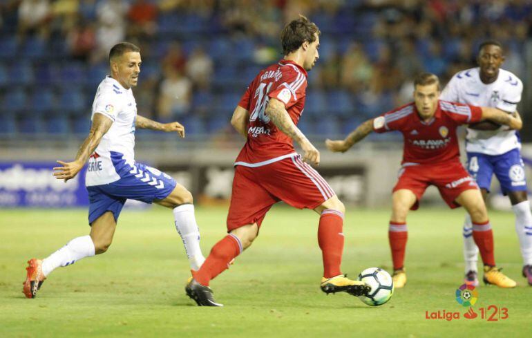 Eguaras conduce el balón en el primer partido de liga jugado en Tenerife