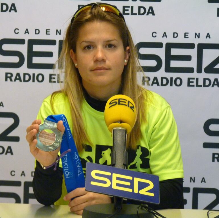 Rosa Varela con la medalla de subcampeona de España
