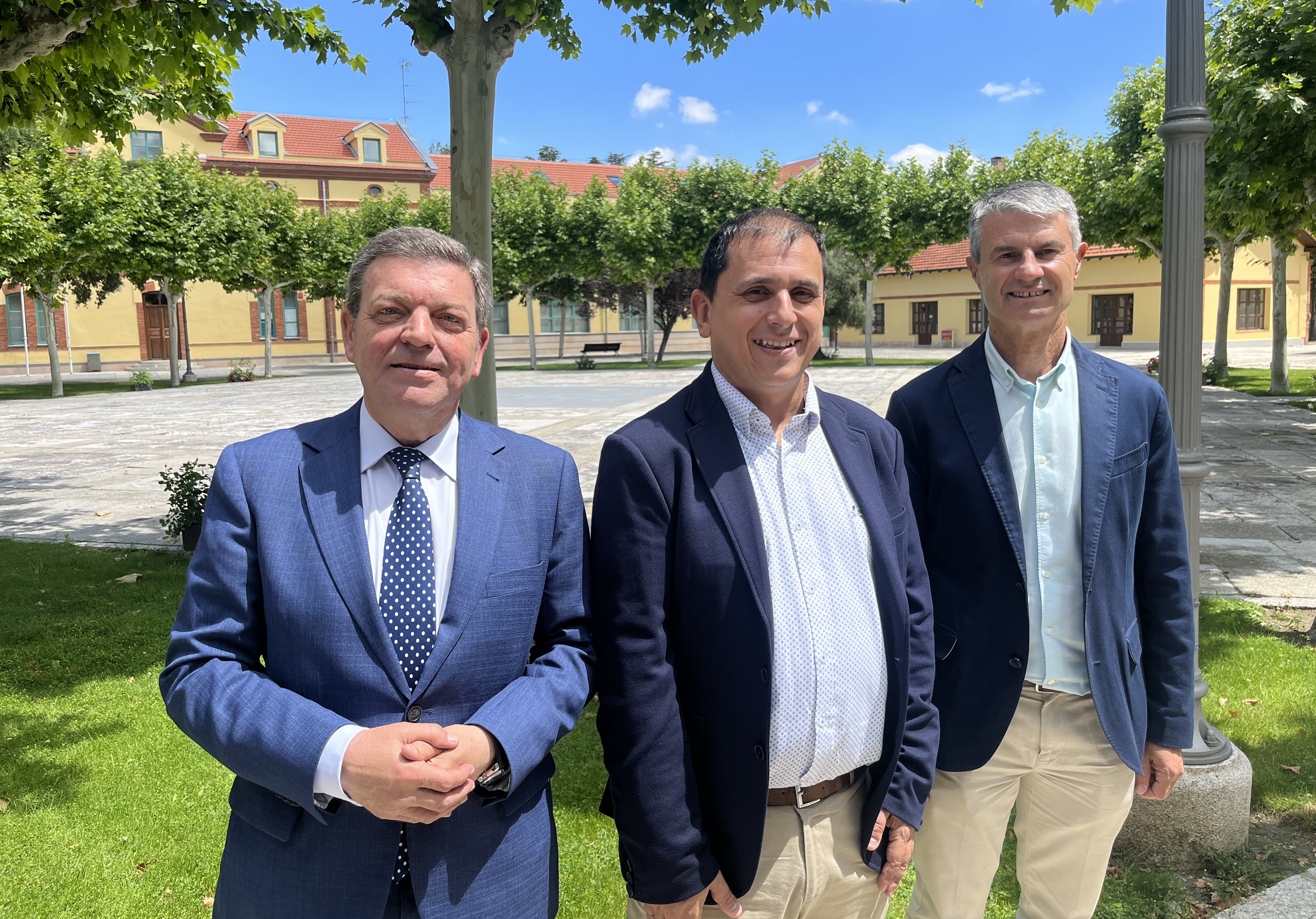 El presidente del CBalonmano Villa de Aranda-Tubos Aranda, Juan Pablo Berdón, entre el consejero de Presidencia de la Junta de Castilla y León, Luis Miguel González Gago, y el secretario de la consejería. Santiago Fernández