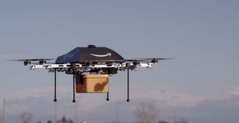 Dron de la compañía Amazon transportando paquete