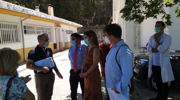 El alcalde de Cazorla habla con la delegada de saul y el director del hospital de Úbeda