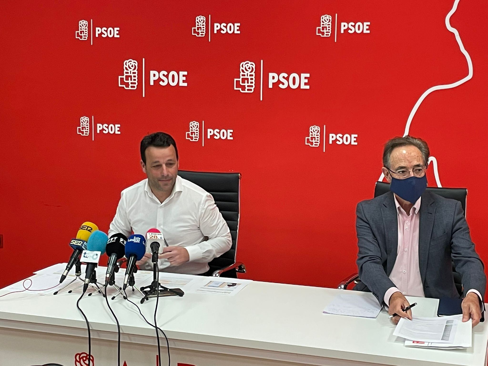 El secretario general del PSOE de Linares, Javier Perales, junto al parlamentario socialista, Felipe López, en una rueda de prensa