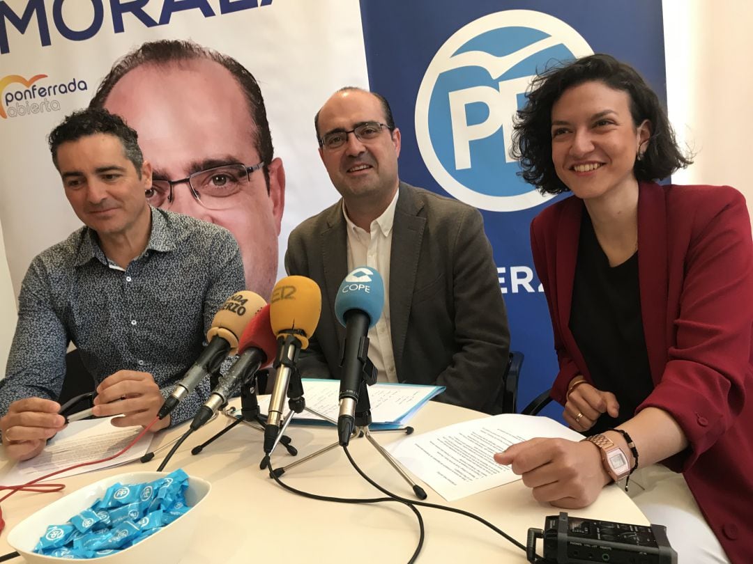 Marco Morala junto a Lidia Coca y Roberto Mendo