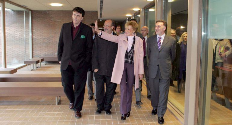 El alcalde de Valladolid visita el centro cívico de Parquesol en 2010, acompañado por la entonces vicepresidenta del Gobierno.