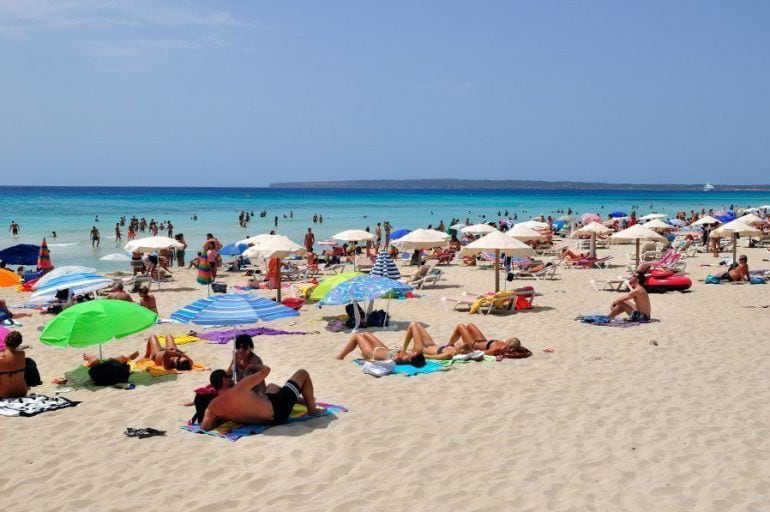 Imagen de archivo de turistas en una playa de Ibiza