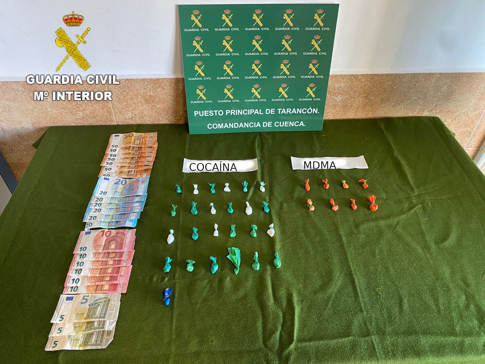 Las drogas y el dinero en efectivo intervenidos por la Guardia Civil en Tarancón (Cuenca)