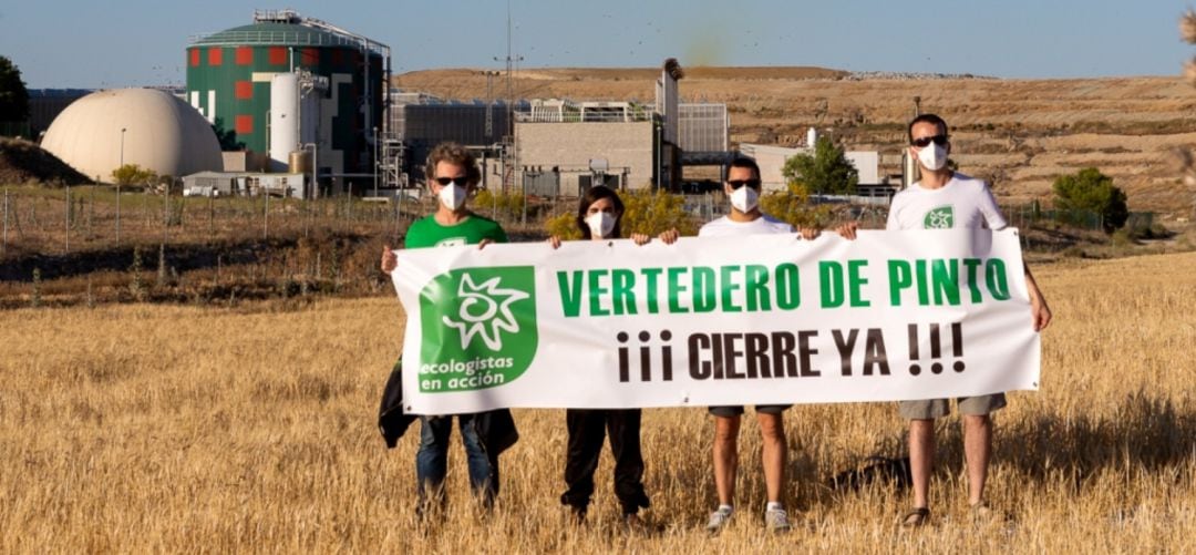 MIembros de Ecologistas en Acción frente al vertedero de Pinto