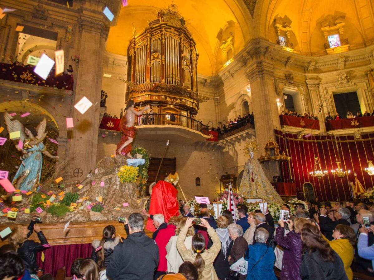 Miles de aleluyas inundan la Basílica de Santa María