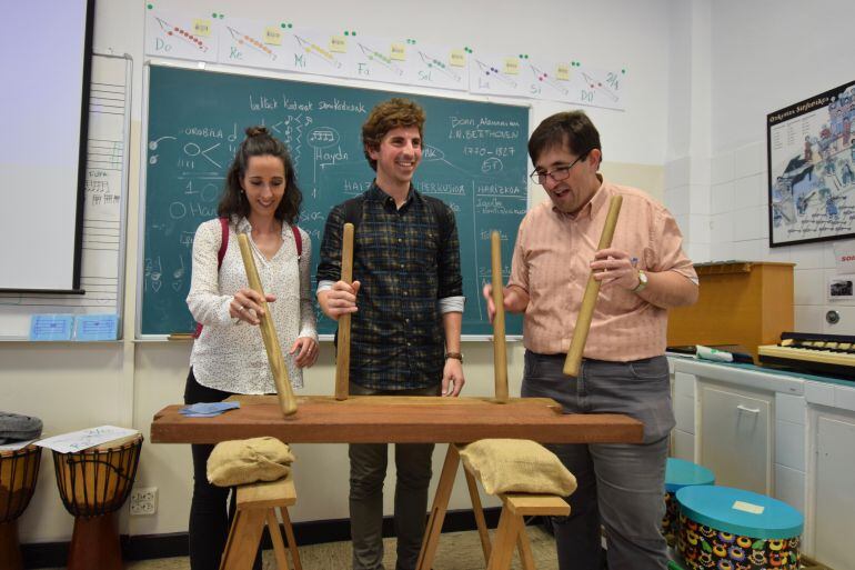 El concejal de Cultura, Jon Insausti (centro), y el director de la Escuela de Música y Danza de San Sebastián, Mikel Mata, durante la visita a la nueva sede de Herrera.