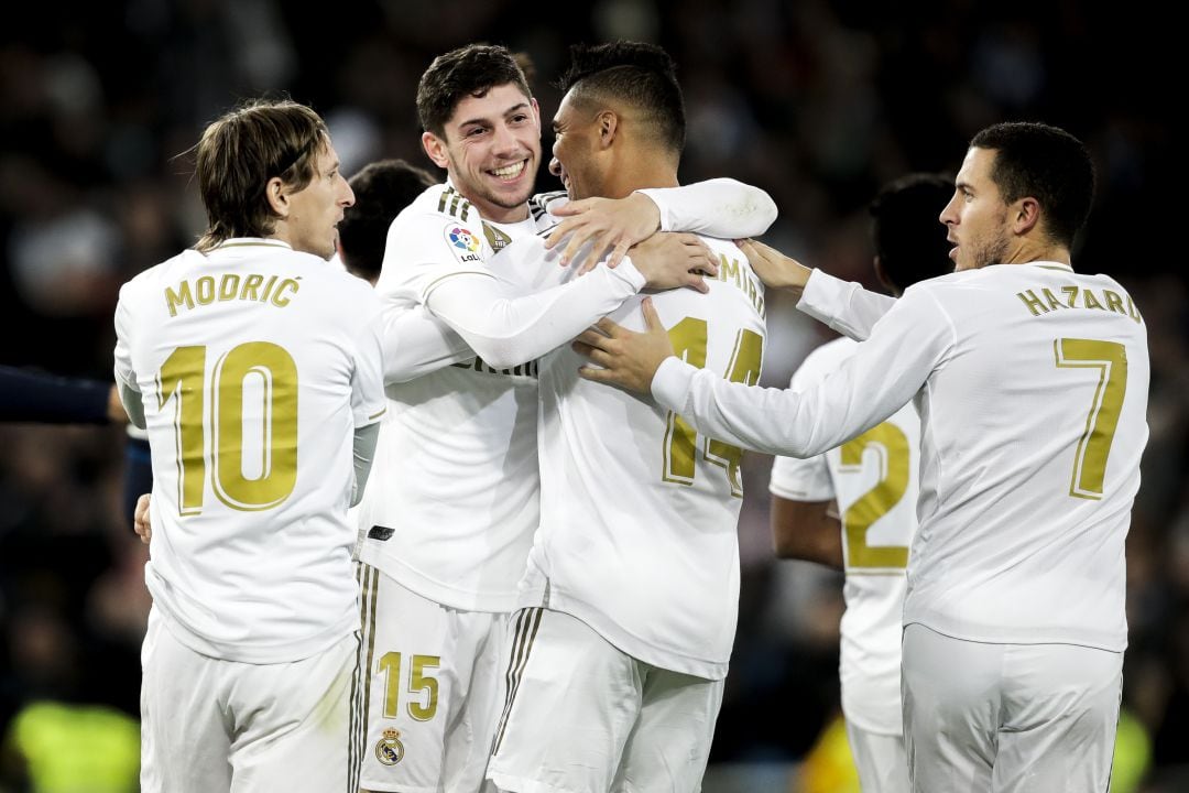 Los jugadores blancos celebran un gol a la Real Sociedad en la Liga.