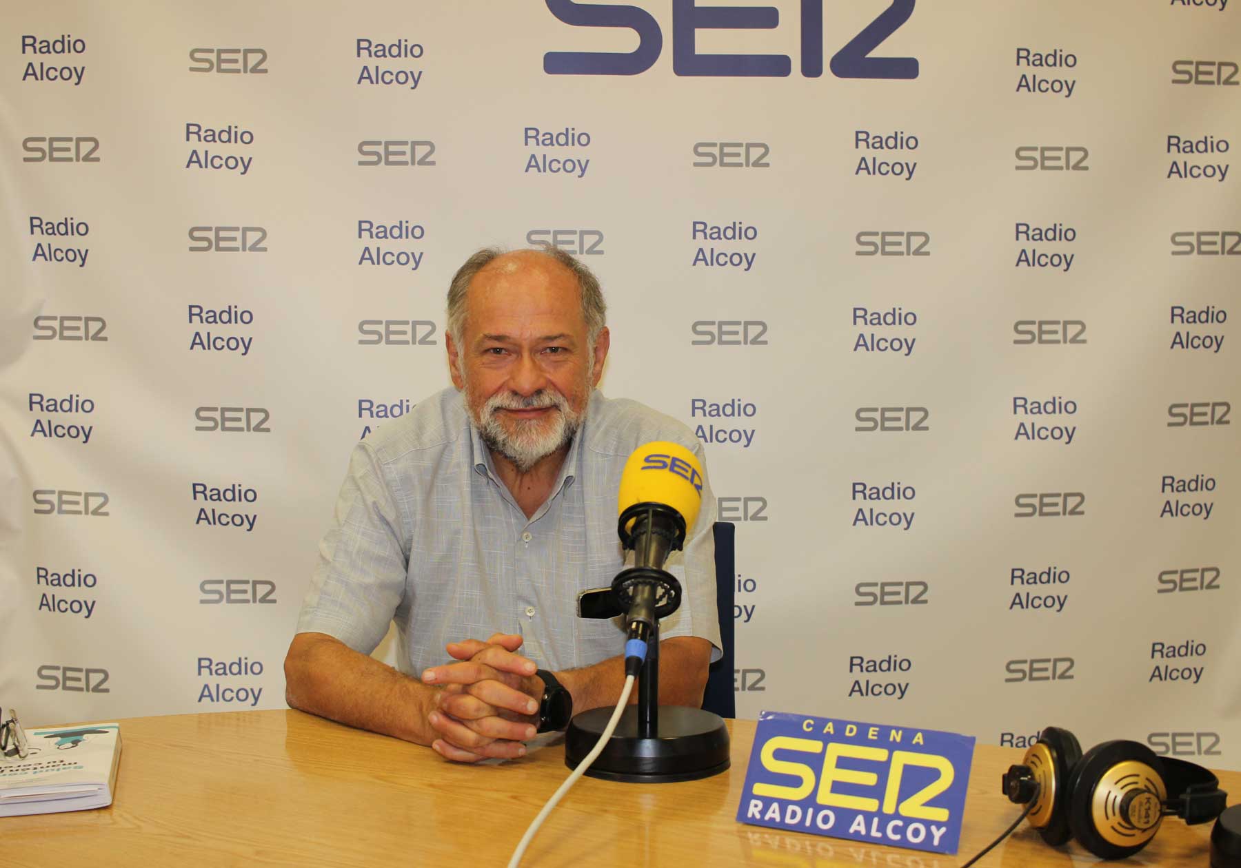 El neuròleg José Manuel Moltó, en l&#039;estudi central de Radio Alcoy