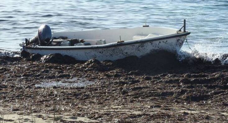 Una patera interceptada cerca de la costa