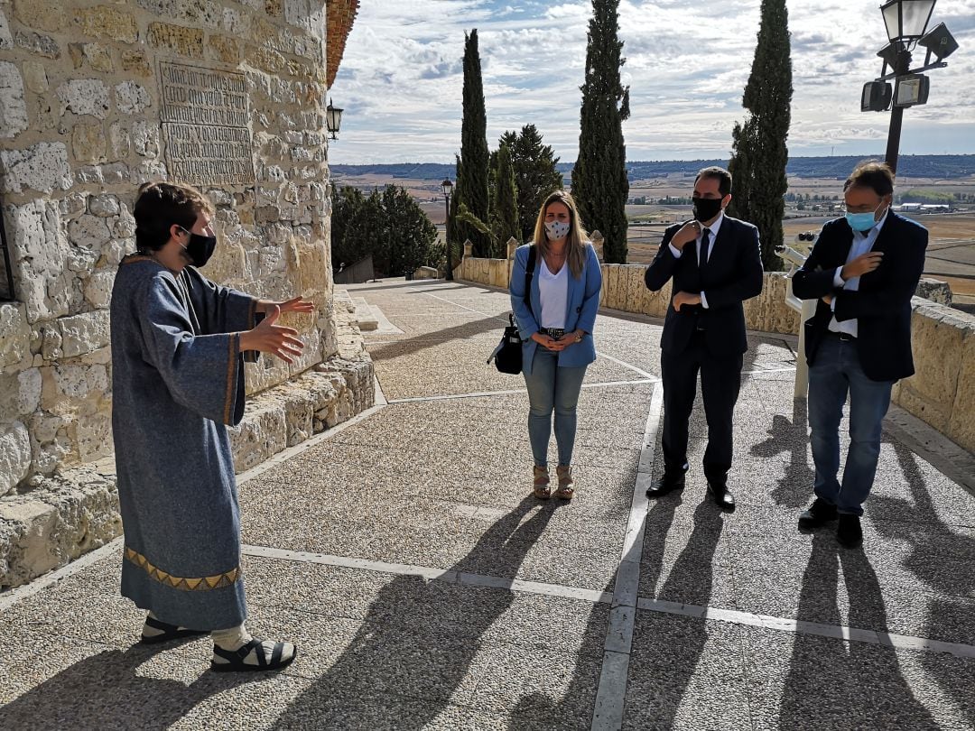   La visita guiada Mira Palencia: La leyenda del otero permite a palentinos y visitantes conocer los principales episodios de la historia del cerro
 